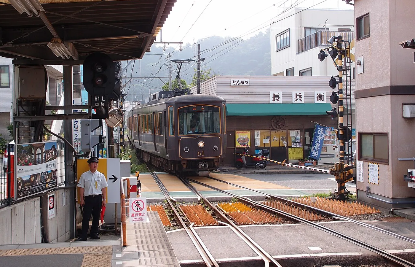 江ノ電の長谷駅を走る車両